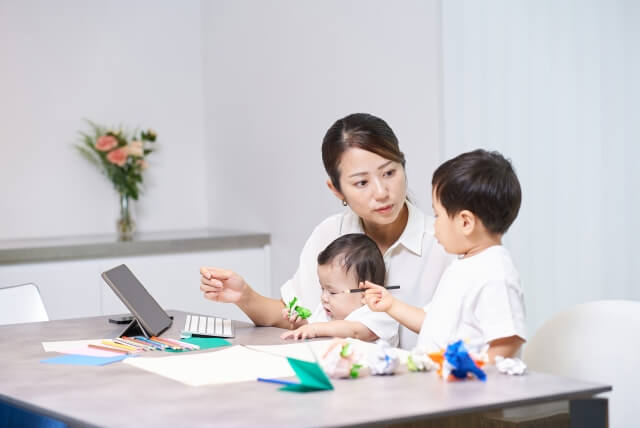 リモートワークをするママと子供